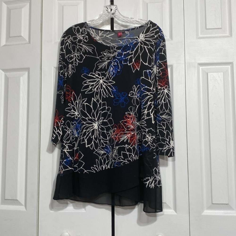 Vince Camuto Pullover Floral on Black Background w/ Black Trim L